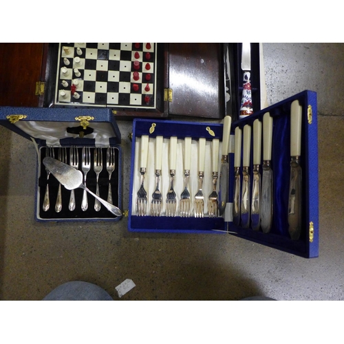 1189 - A box of cased flatware, a travel chess set, a/f, and a vase **PLEASE NOTE THIS LOT IS NOT ELIGIBLE ... 