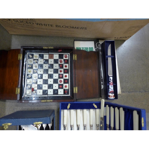 1189 - A box of cased flatware, a travel chess set, a/f, and a vase **PLEASE NOTE THIS LOT IS NOT ELIGIBLE ... 