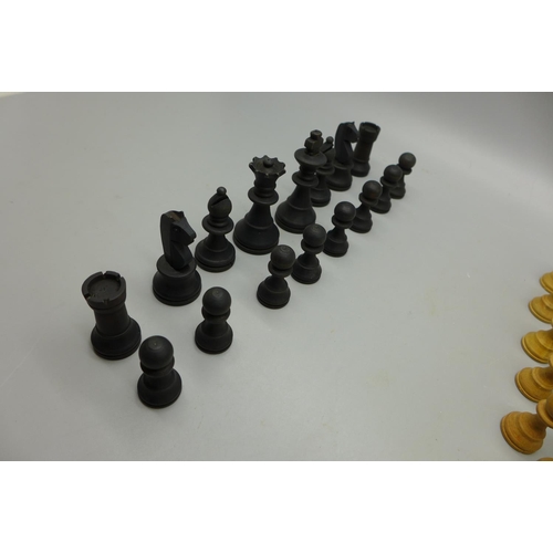 628 - An early 20th Century carved chess set, boxed, height of king 5.3cm