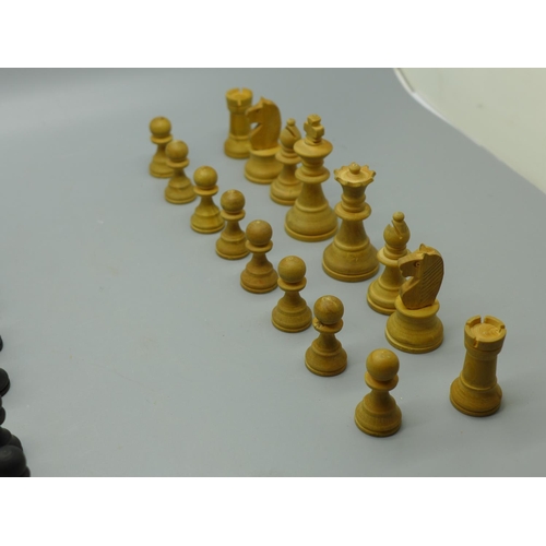 628 - An early 20th Century carved chess set, boxed, height of king 5.3cm