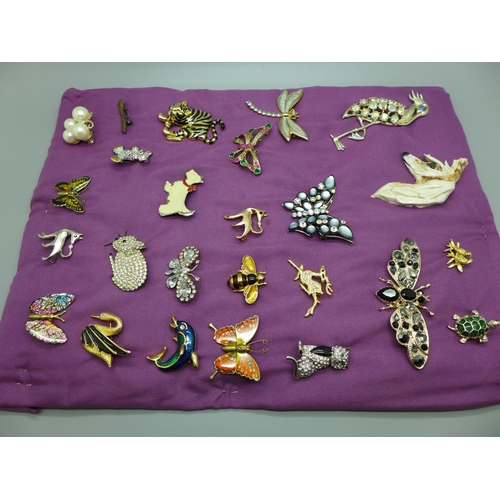 661 - Twenty-five butterfly, animals and insect brooches