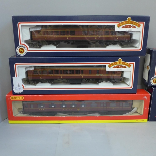 678 - Five 00 gauge model rail carriages; four Bachmann  and one Hornby, including 34-226, 34-252 and 34-3... 