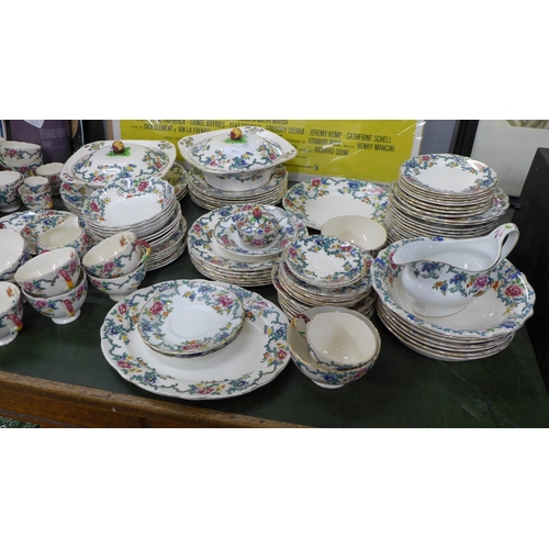 801 - A collection of Royal Cauldon 'Victoria' tea and dinner wares **PLEASE NOTE THIS LOT IS NOT ELIGIBLE... 