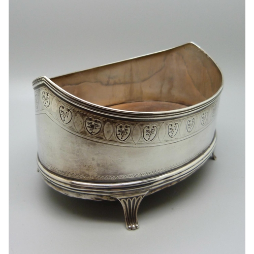 868 - A Georgian silver navette shaped condiment holder/stand, worn London hallmark