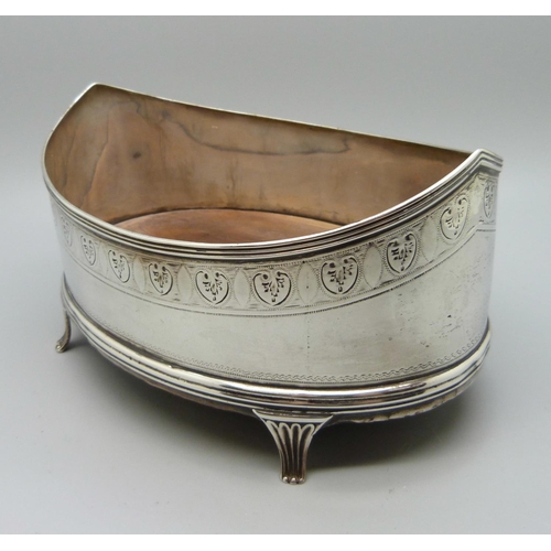 868 - A Georgian silver navette shaped condiment holder/stand, worn London hallmark