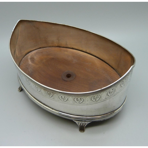 868 - A Georgian silver navette shaped condiment holder/stand, worn London hallmark