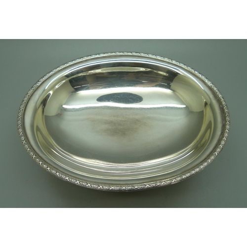 869 - An oval silver dish, 192g, 12cm x 15.5cm