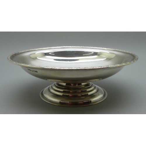 869 - An oval silver dish, 192g, 12cm x 15.5cm