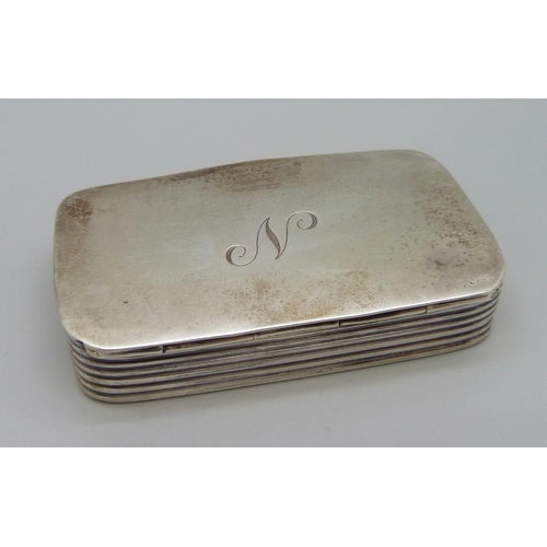 881 - A silver snuff box, Birmingham 1937