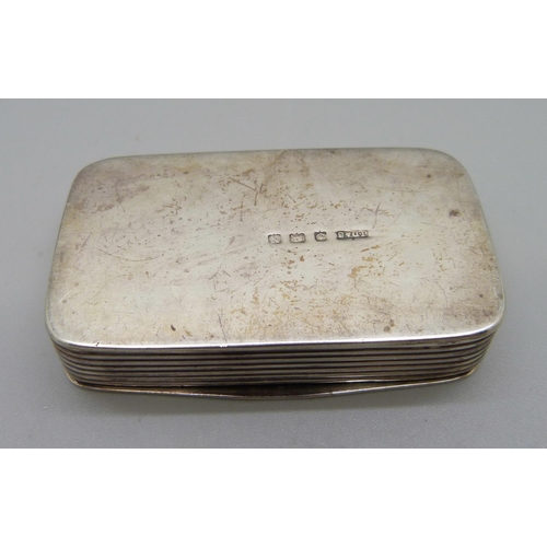 881 - A silver snuff box, Birmingham 1937