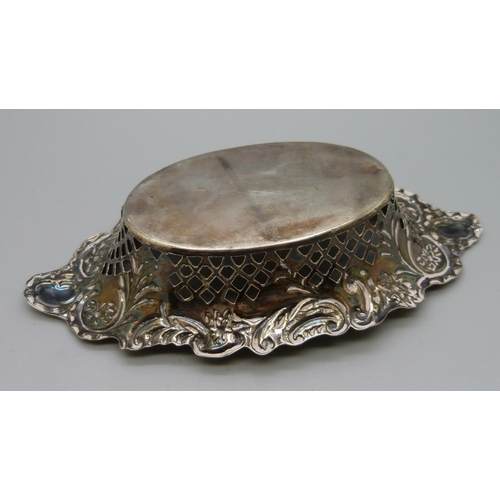 892 - A Victorian pierced silver dish, 46g, 15cm wide