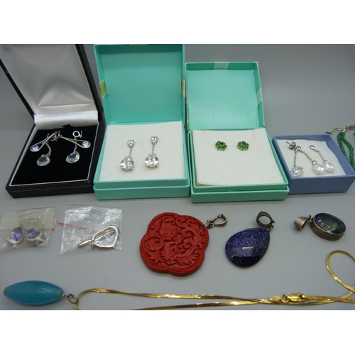 901 - A collection of silver and silver mounted jewellery