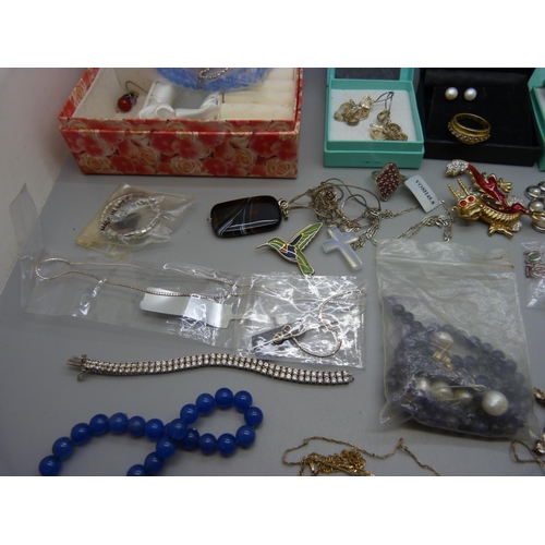 909 - A collection of jewellery, mainly silver