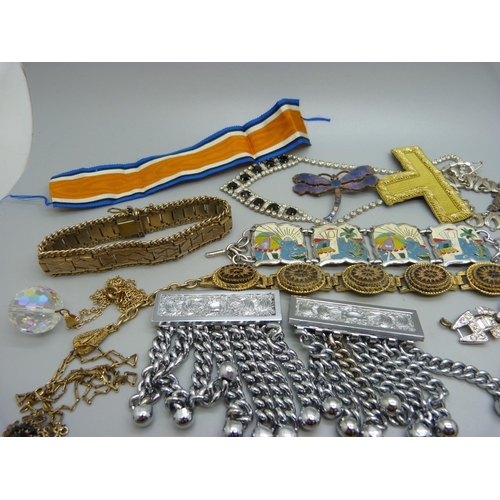 913 - Vintage jewellery, etc.