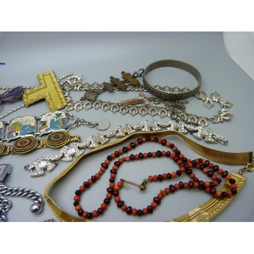 913 - Vintage jewellery, etc.