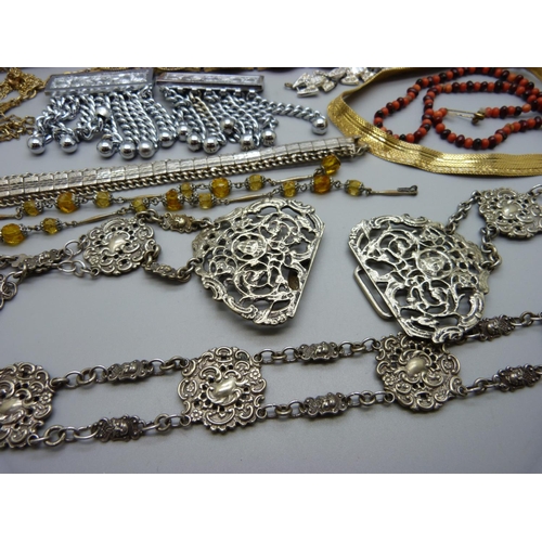 913 - Vintage jewellery, etc.