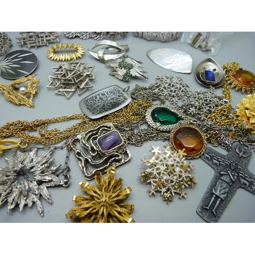 922 - A collection of costume brooches