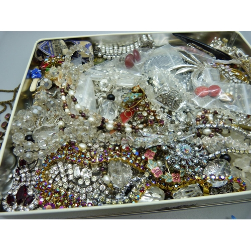 925 - A collection of vintage costume jewellery