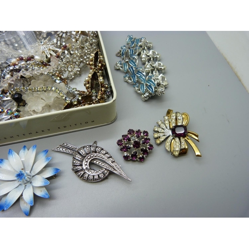 925 - A collection of vintage costume jewellery