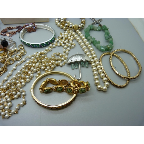 928 - Costume jewellery