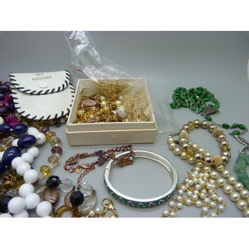 928 - Costume jewellery