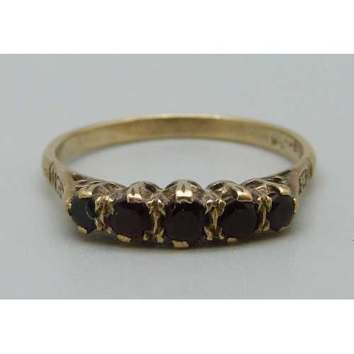 932 - A 9ct gold, five stone garnet ring, 1.6g, M