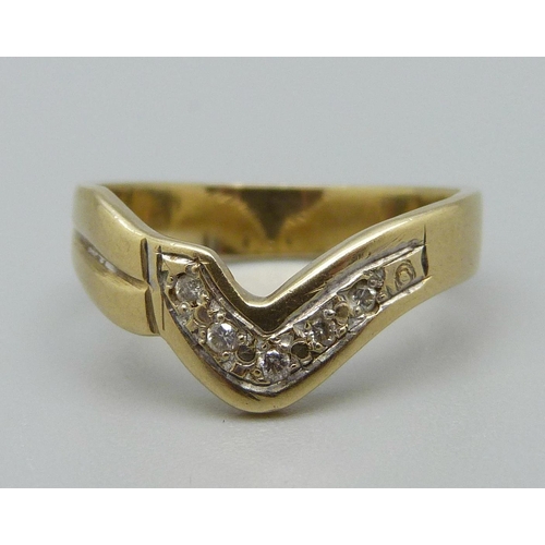 933 - A 9ct gold, five stone diamond ring, 3.5g, M