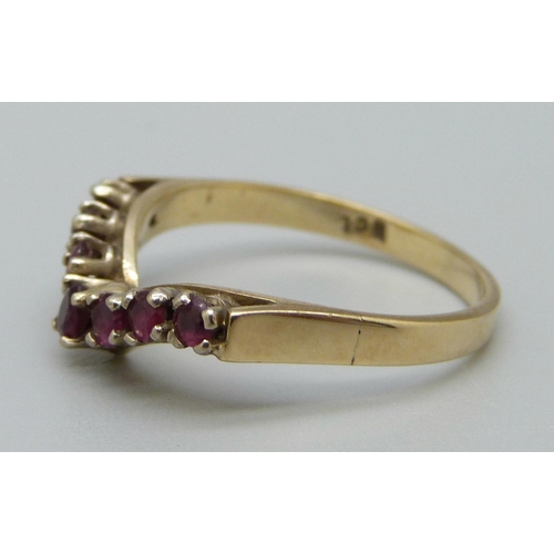 935 - A 9ct gold, seven red stone ring, 2.2g, O