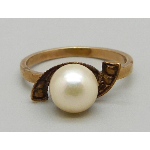 937 - A 9ct gold and pearl ring, 2.5g, M