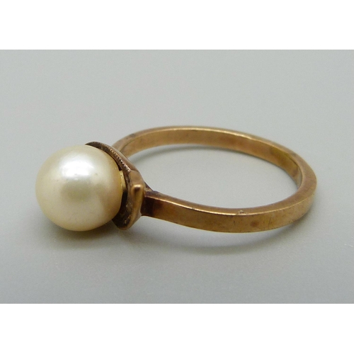 937 - A 9ct gold and pearl ring, 2.5g, M