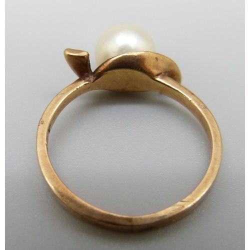 937 - A 9ct gold and pearl ring, 2.5g, M