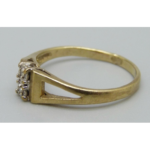 939 - A 9ct gold and diamond ring, 1.5g, L