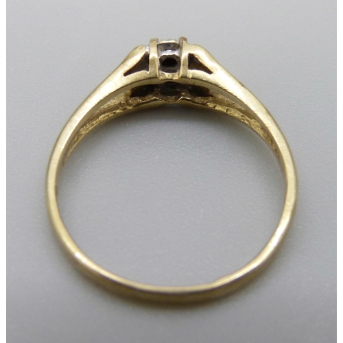 939 - A 9ct gold and diamond ring, 1.5g, L