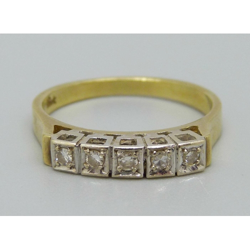 940 - An 18ct gold, five stone diamond ring, 3.1g, L