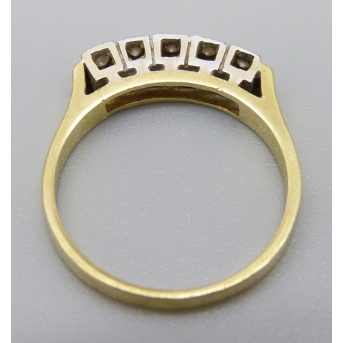 940 - An 18ct gold, five stone diamond ring, 3.1g, L