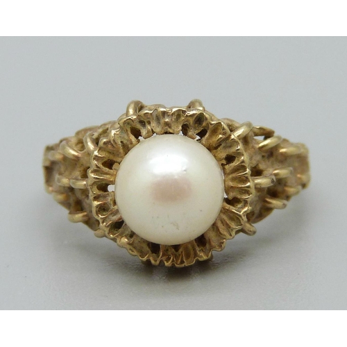 941 - A 9ct gold and pearl ring, 3.3g, M