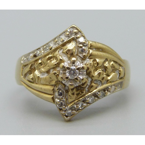 942 - A 9ct gold, eleven stone diamond ring, 3.8g, M