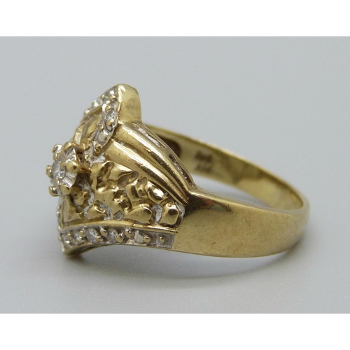 942 - A 9ct gold, eleven stone diamond ring, 3.8g, M