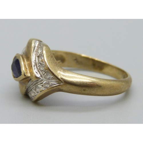 943 - A 9ct gold blue and white stone ring, 3.6g, N