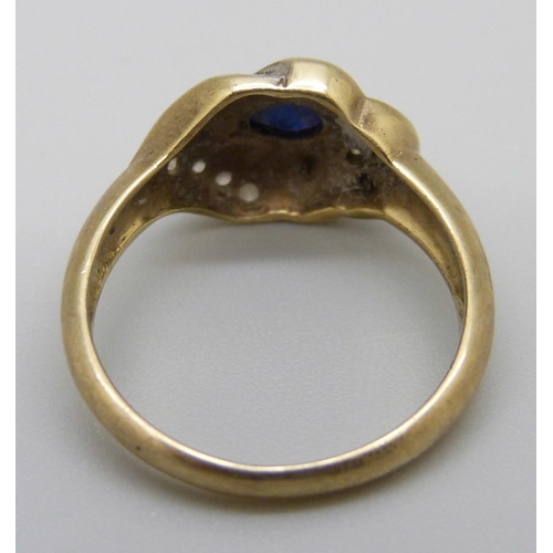 943 - A 9ct gold blue and white stone ring, 3.6g, N