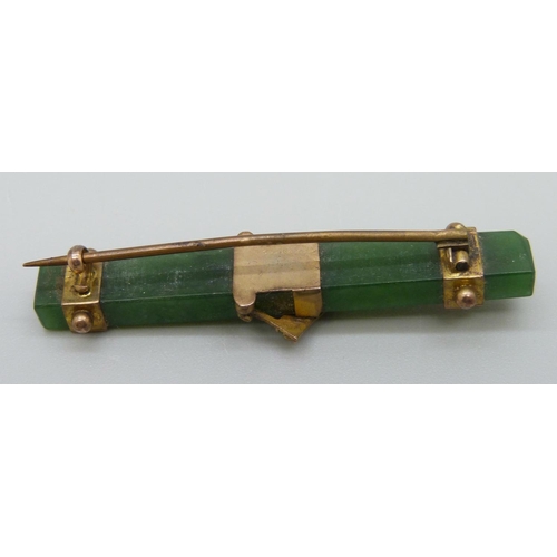 945 - A 9ct gold, nephrite jade brooch, 49mm