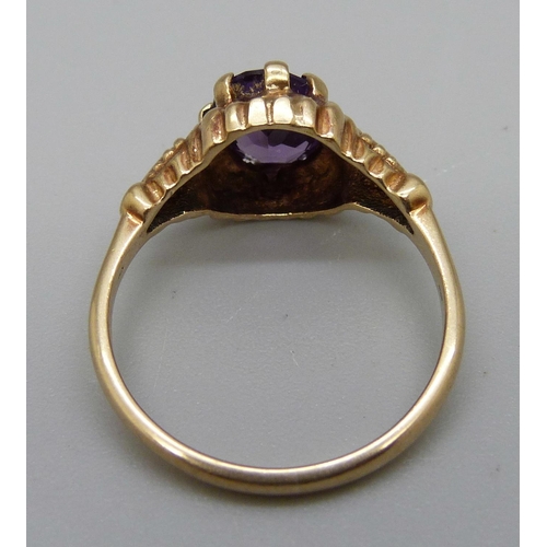 978 - A 9ct gold and colour change sapphire ring, 2.9g, P