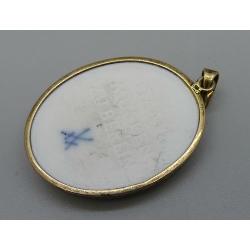 994 - A porcelain pendant with Meissen marks and marked Staatl Museen zu Berlin, set in 925 silver gilt, 3... 