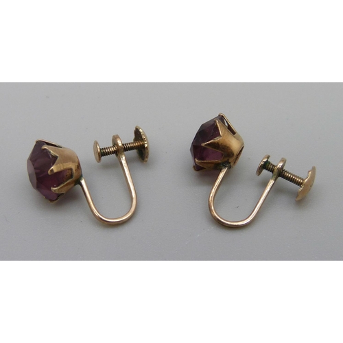 995 - A pair of 9ct gold, red stone screw back earrings, 2.2g