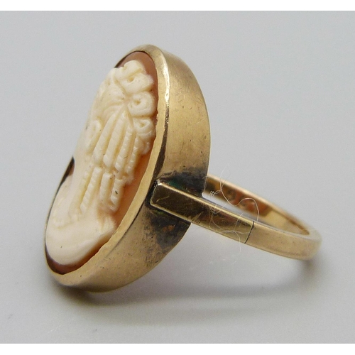 997 - A 9ct gold cameo ring, 4.7g, L