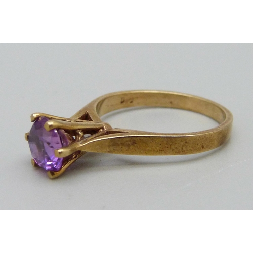 998 - A 9ct gold, amethyst solitaire ring, 2.6g, M