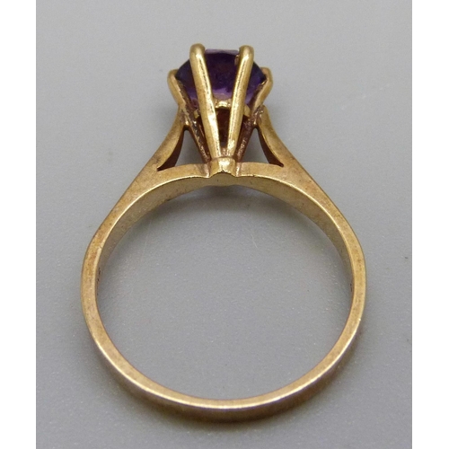 998 - A 9ct gold, amethyst solitaire ring, 2.6g, M