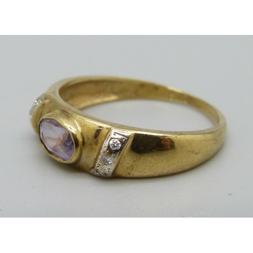 999 - A 9ct gold, amethyst and diamond ring, 2.3g, M