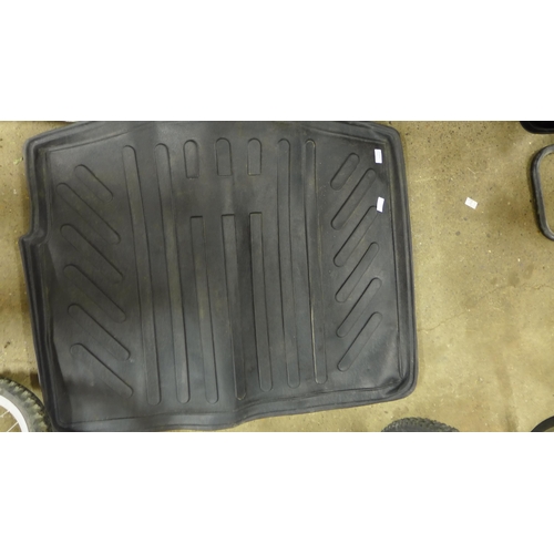 2131 - Rubber boot mat, approx 1m x 1.5m for Ford