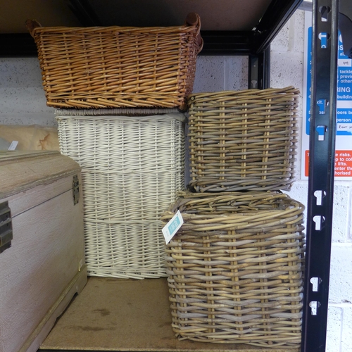 2180 - 8 Wicker baskets with painted wooden chest